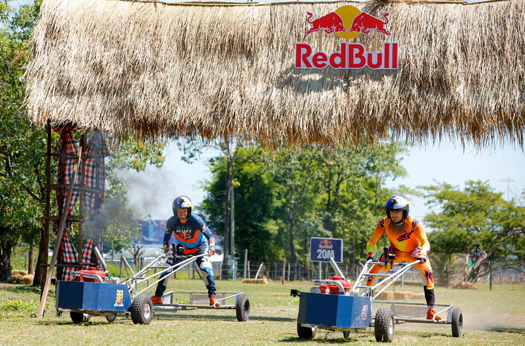 นักแข่ง Red Bull KTM Factory Racing โชว์ฟอร์มซิ่งรถกระแทะด้วยความเร็วกว่า 100 กม/ ชม.