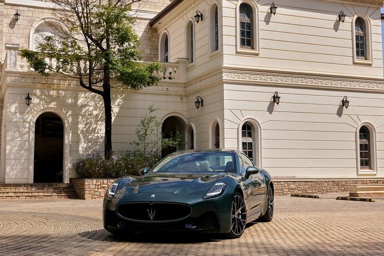 FUORISERIE PROGRAM รังสรรค์การตกแต่งเหนือระดับ ให้กับ มาเซราติ กรันทูริสโม