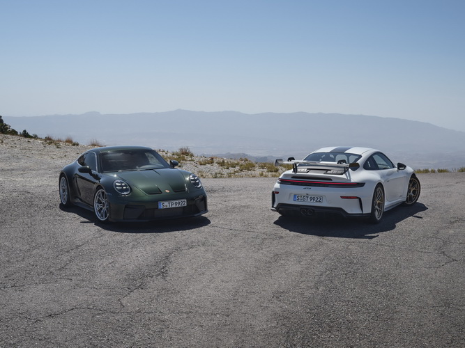 911 จีที3 (911 GT3) ใหม่และ 911 จีที3 (911 GT3) แพ็กเกจทัวริ่ง (Touring) พร้อมที่จะพุ่งทะยานในทุกภาคพื้นสนาม