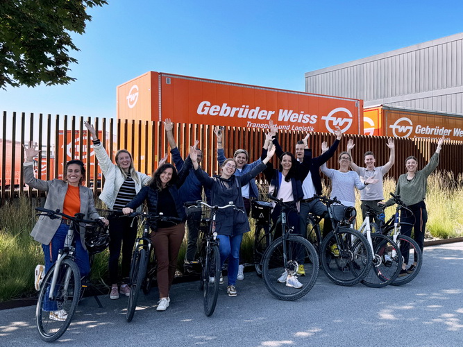 Gebrüder Weiss ปั่นจักรยานไปดวงจันทร์และกลับ