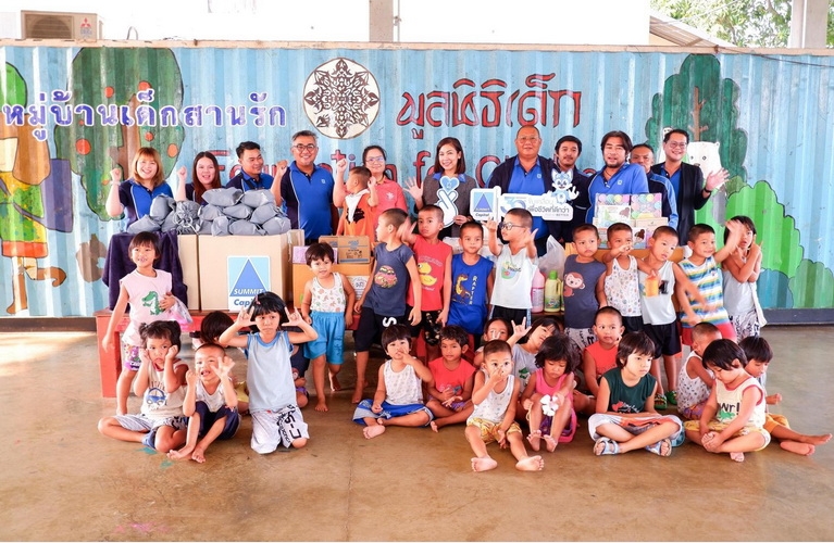 ซัมมิท แคปปิตอล ลีสซิ่ง ปันรัก ปันเครื่องเขียน ให้กับน้องๆ มูลนิธิเด็ก โรงเรียนอนุบาลหมู่บ้านเด็กสานรัก