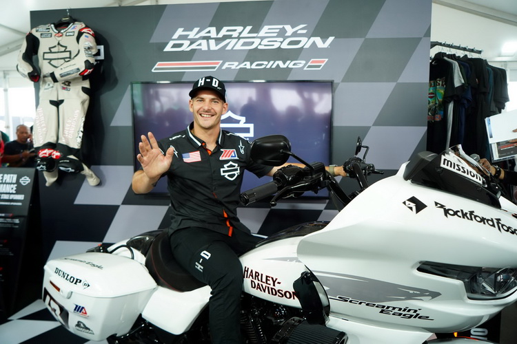 Harley-Davidson® จัดกิจกรรมกระทบไหล่ เจมส์ ริสโพลี นักแข่งจากทีม Harley-Davidson Factory