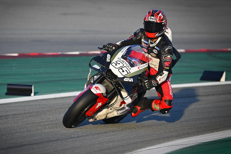 “ก้อง-สมเกียรติ” คว้ารางวัล “นักกีฬาแห่งปี 2567”