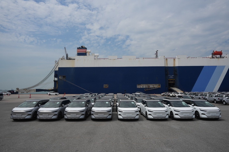 XPENG X9 พวงมาลัยขวาลอตแรกของโลก ถึงประเทศไทยแล้ว!