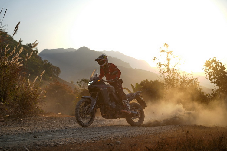 ฮอนด้าบิ๊กไบค์ พาไบค์เกอร์สายลุยกว่า 60 ชีวิต ผจญภัยข้ามพรมแดนไทย-ลาว