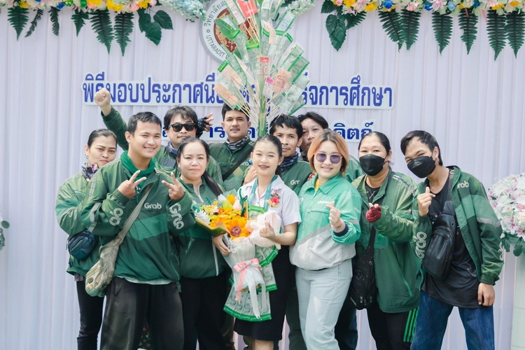 จาก “เด็กเสิร์ฟ” สู่ “บัณฑิต” เปลี่ยนชีวิตด้วยการขับแกร็บ