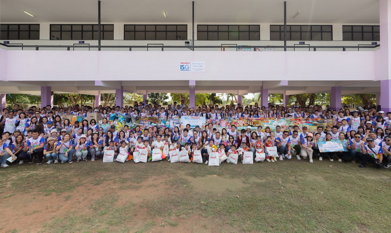 คณะบุคคลผู้ผลิตชิ้นส่วนอีซูซุ มอบเงินบริจาคให้กับโรงเรียน จำนวน 600,000 บาท