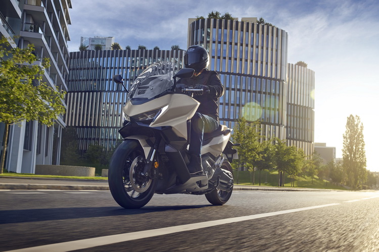 ฮอนด้าบิ๊กไบค์ เผยโฉม Honda DCT เวอร์ชันอัปเกรดล่าสุดใน 750 Series