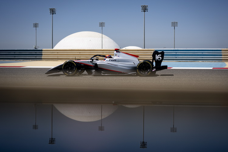 เจอร์ราร์ด เซีย ขับฟอร์มูล่า 3 อย่างมุ่งมั่นในบาห์เรน